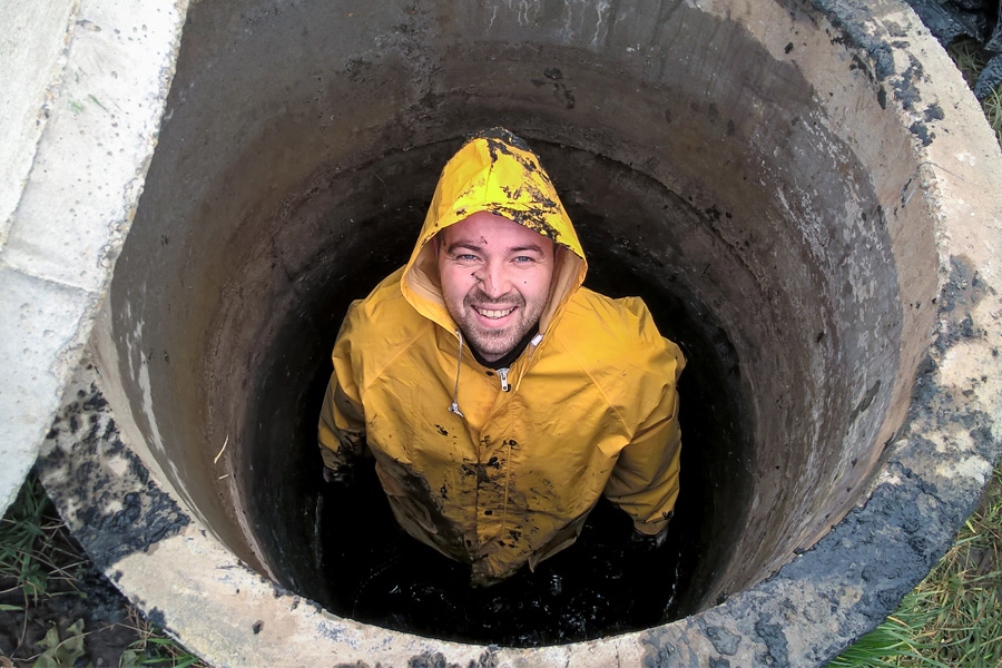 Mann in Kanal